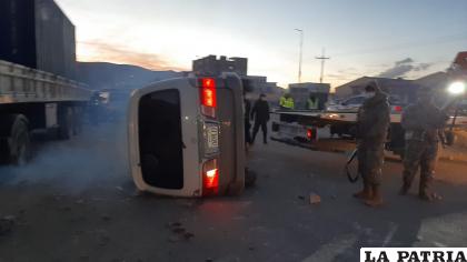 Militares y policías custodiaban el minivan con mercadería de contrabando /LA PATRIA