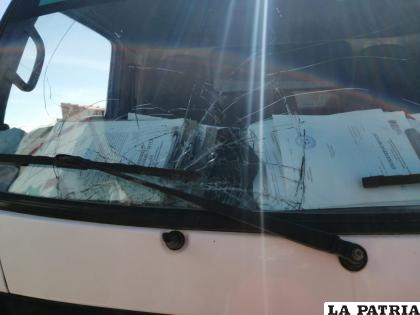El parabrisas quedó dañado tras las agresiones de algunos vecinos /LA PATRIA