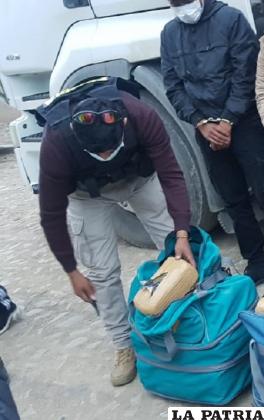 El sujeto llevaba en su bolsa de viaje, varios paquetes con marihuana /Archivo LA PATRIA