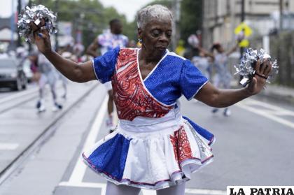 Johnnie Alston dirige la Unidad de Marcha All-Stars de Baltimore por la avenida Auburn en Atlanta, Georgia, durante un desfile del Juneteenth /AP Foto/Ben Gray