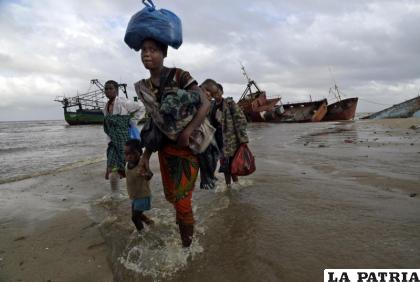 En esta imagen de archivo, familias desplazadas llegan a la costa tras ser rescatadas en barco de una zona inundada en el distrito de Buzi, a 200 kms (120 millas) a las afueras de Beira, Mozambique /AP Foto/Tsvangirayi Mukwazhi, archivo