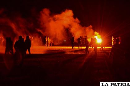 Jóvenes en un campo durante enfrentamientos con la policía mientras los agentes buscaban disolver una fiesta rave no autorizada cerca de Redon /AP Foto