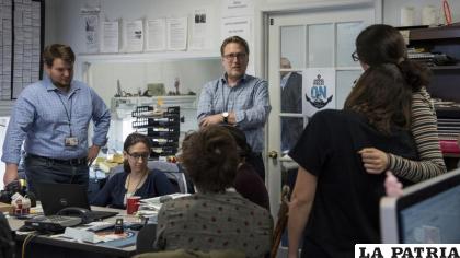 Fotografía de archivo del editor Rich Hutzell, centro, hablando con su equipo 
/Ulysses Muoz/The Baltimore Sun vía AP