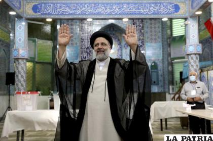 Ebrahim Raisi, candidato en las elecciones presidenciales de Irán, saluda a los medios tras votar en Teherán /(AP Foto/Ebrahim Noroozi)