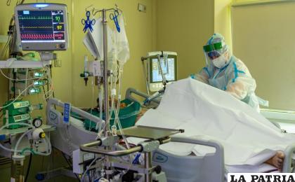 Una enfermera con un traje protector contra el coronavirus, trata a un paciente con Covid-19 en el hospital municipal número 52 en Moscú
/Denis Grishkin, Moscow News Agency vía AP)