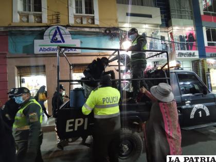 Efectivos policiales regalaban abrigos en su paso por la populosa calle Bolívar /Policía