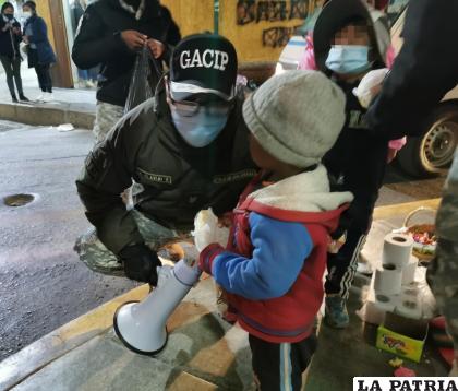 Uno de los niños con un efectivo del Gacip /Policía