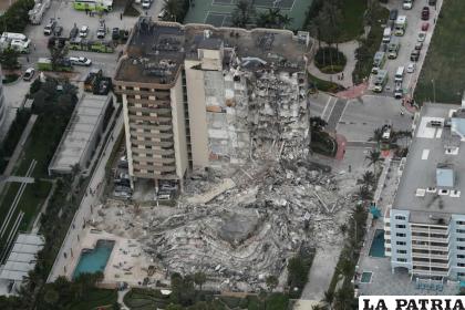 Fotografía aérea de parte del edificio de 12 plantas frente al mar que se derrumbó /(Amy Beth Bennett/South Florida Sun-Sentinel vía AP)