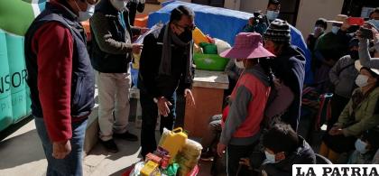 La entrega de víveres se realizó en la Defensoría del Pueblo de Oruro /LA PATRIA