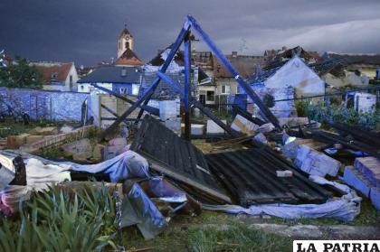 Destrucción causada por un tornado en la localidad de Moravska Nova Ves, en el distrito de Hodonin, en Moravia del Sur, República Checa / Vaclav Salek/CTK via AP