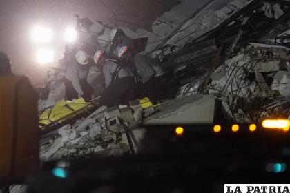 Rescatistas recuperan un cuerpo de entre los escombros de parte de un edificio de 12 plantas caído /AP Foto/Gerald Herbert)