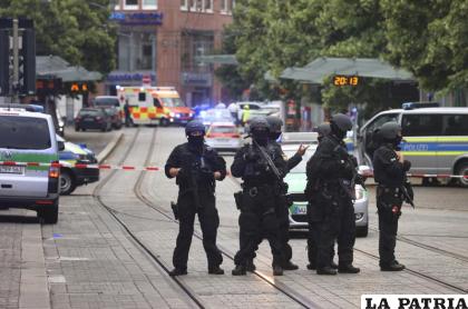 La policía en el lugar del ataque en Würzburg / (Karl-Josef Hildenbrand/dpa vía AP)