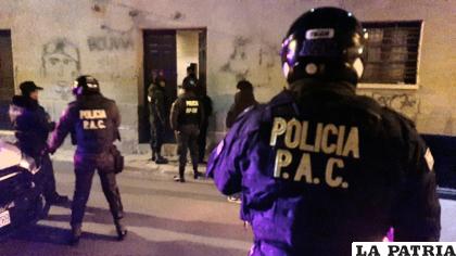 Efectivos policiales fuera de la casa del denunciante /LA PATRIA