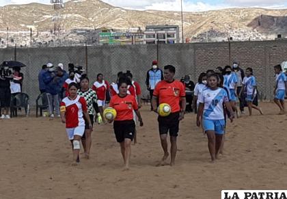 Los árbitros del fútbol playa en Oruro, quieren seguir avanzando para lograr la insignia FIFA /LA PATRIA