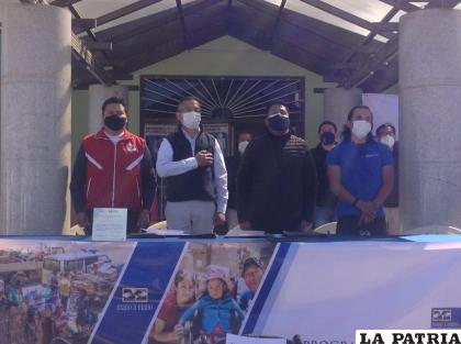 Las autoridades ediles, de salud y representantes de Rotary Club Oruro y la Fundación “Mano a Mano” /LA PATRIA