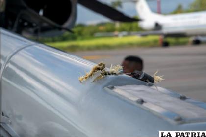 Los proyectiles “rasgaron” parte del fuselaje /REUTERS