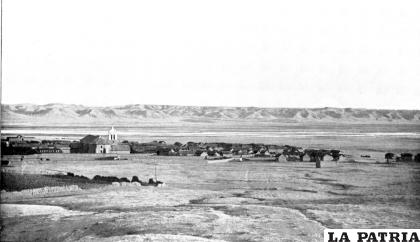 Vista de la población de Corocoro, a principios del Siglo XX.
Fuente: DEREIMS, Alfredo: Le haut-plateau de Bolivie. Extrait des Annales de Géographie, Librairie Armand Colin, París, 1907.