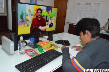 Estudiante durante una clase a distancia  /Archivo ABI