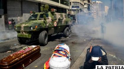 Una tanqueta en el centro paceño, en noviembre de 2019 /ANF