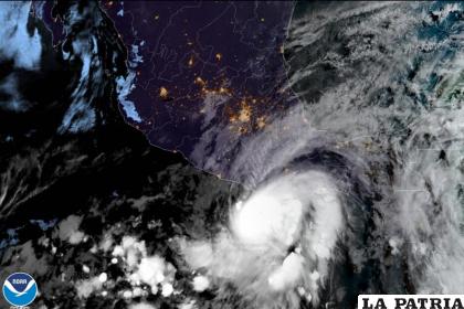 En esta imagen satelital, proporcionada por la NOAA, se muestra al huracán Agatha sobre la costa del Pacífico mexicano /NOAA vía AP