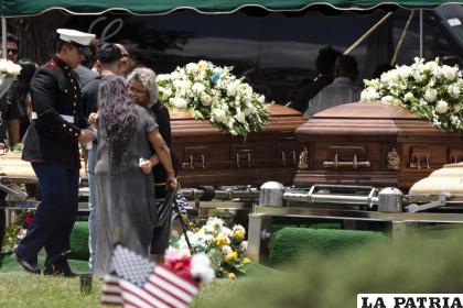 Dos mujeres se consuelan entre sí durante el entierro de Irma García y su esposo Joe García /AP Foto /Jae C. Hong