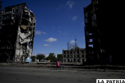Una mujer monta en bicicleta en Borodyanka, a las afueras de Kiev 
/AP Foto /Natacha Pisarenko