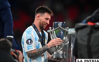 El capitán de la Albiceleste Lionel Messi con el trofeo de campeón
/ole.com