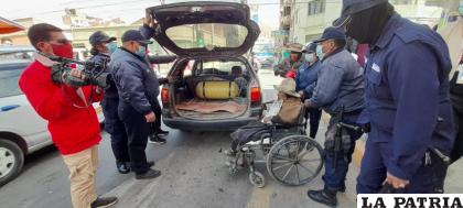 La víctima en silla de ruedas es socorrida a un centro médico 
/LA PATRIA
