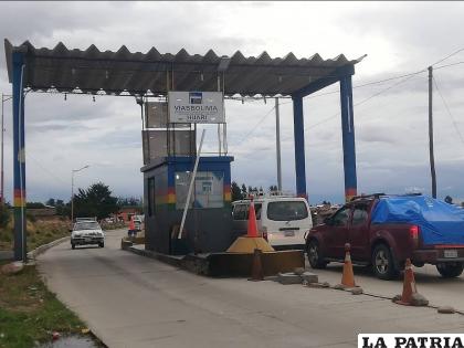 No permitieron que el policía cruce la tranca si no pagaba el peaje /Internet
