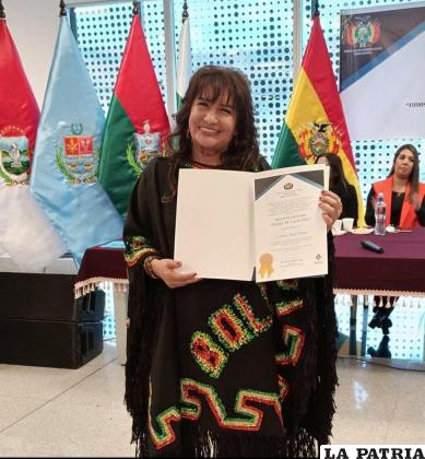 La artista orureña fue homenajeada por las autoridades /ZY