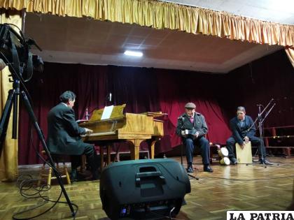 La segunda parte de la velada musical de inauguración 
/LA PATRIA  