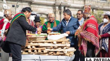 El vicepresidente Choquehuanca challa la mesa, una ofrenda para la tierra /VICEPRESIDENCIA