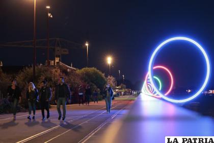 Un grupo de jóvenes camina por el muelle Des Anneaux, cerca del club nocturno Warehouse 
/AP Foto/Jeremias Gonzalez