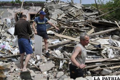 Gente remueve escombros de un edificio destruido por un misil en Sloviansk, Ucrania /AP Foto/Andriy Andriyenko