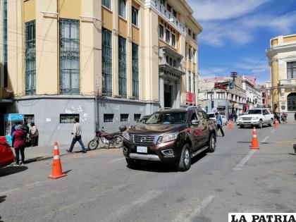Ley restringe la circulación vehicular /LA PATRIA