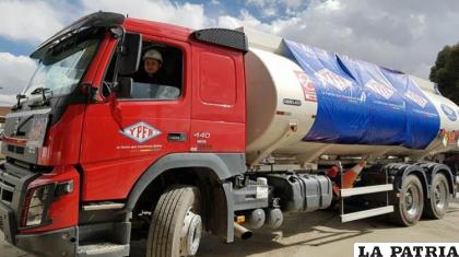 Un carro cisterna de la estatal petrolera /LOS TIEMPOS
