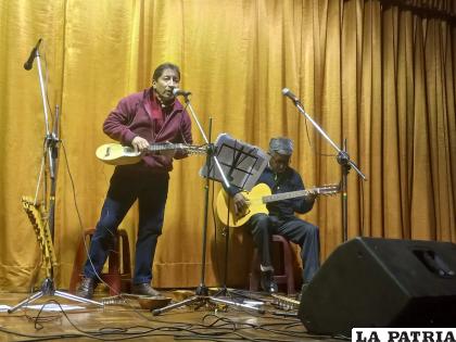 Carlos Ramallo y Sergio Aldana abrieron el show con cuecas y kaluyos /LA PATRIA