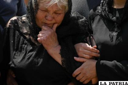 La madre del coronel Oleksander Makhachek llora durante su funeral en Zhytomyr, Ucrania /AP Foto /Natacha Pisarenko