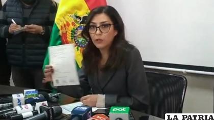 La directora ejecutiva de la AJAM, Carmen Nilza López, muestra su acta de divorcio /RKC