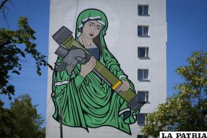 Un mural muestra una imagen conocida como “Santa Javelina”, la Virgen María acunando un arma antitanque Javelin FGM-148 /AP Foto/Efrem Lukatsky