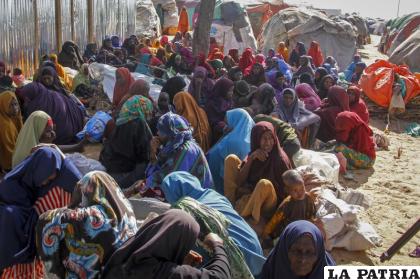 Somalíes que huyeron de zonas azotadas por la sequía se reúnen en un campamento improvisado 
/AP Foto/Farah Abdi Warsameh, archivo