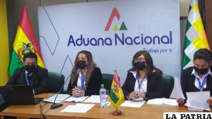 La presidenta ejecutiva de la Aduana Nacional de Bolivia, Karina Serrudo (c), en conferencia de prensa 
/ERBOL