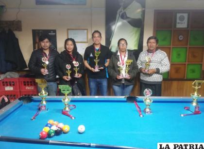 Parte de los ganadores de la competencia de billar /LA PATRIA