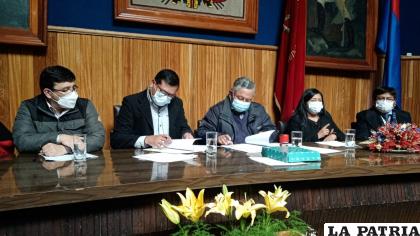 Momento de la firma de convenio /UTO