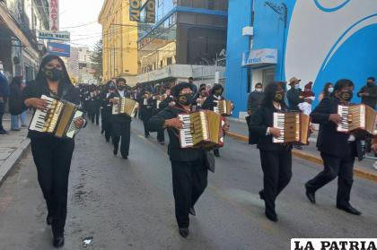 La banda de acordeones realizó un desfile por el centro de la ciudad /LA PATRIA