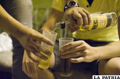 El consumo o tenencia de bebidas alcohólicas en colegios está prohibido /elmundo.es  