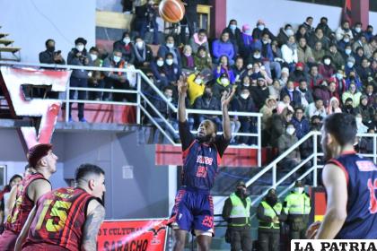 Akil McClain jugador de San Simón fue uno de los máximos encestadores /Emilio Castillo

