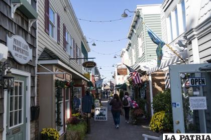 Gente pasea en una calle de tiendas en Rehoboth Beach, Delaware, EEUU. /AP Foto /Alex Brandon, File