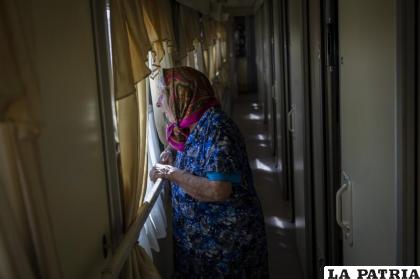 Una anciana que fue evacuada de la zona de Lysychansk observa desde la ventana de un tren en Pokrovsk, en el este de Ucrania /AP Foto /Bernat Armangue