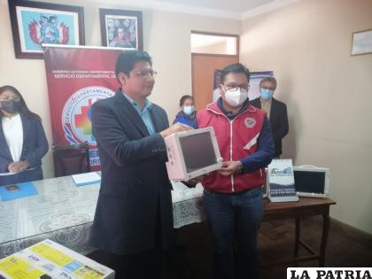 Entrega de equipamiento médico para Oruro /LA PATRIA
